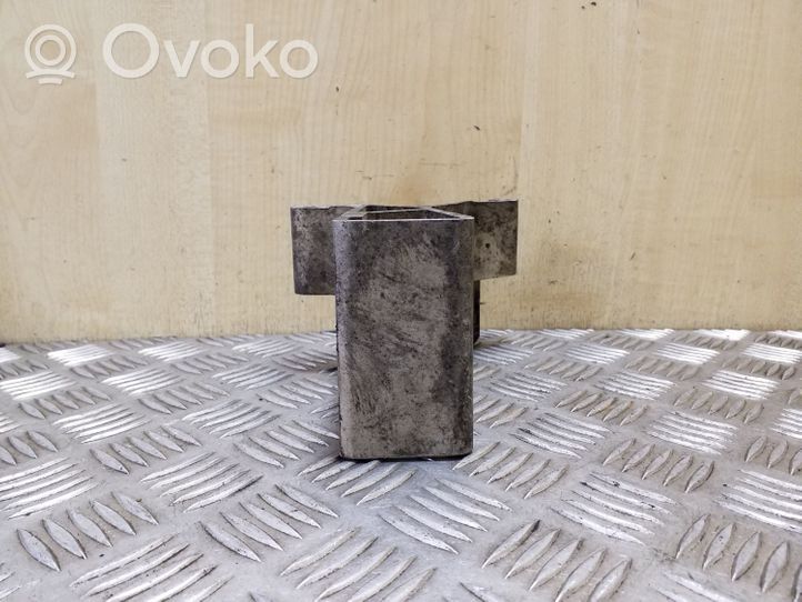 Volvo S60 Pavarų dėžės tvirtinimo kronšteinas 30741576