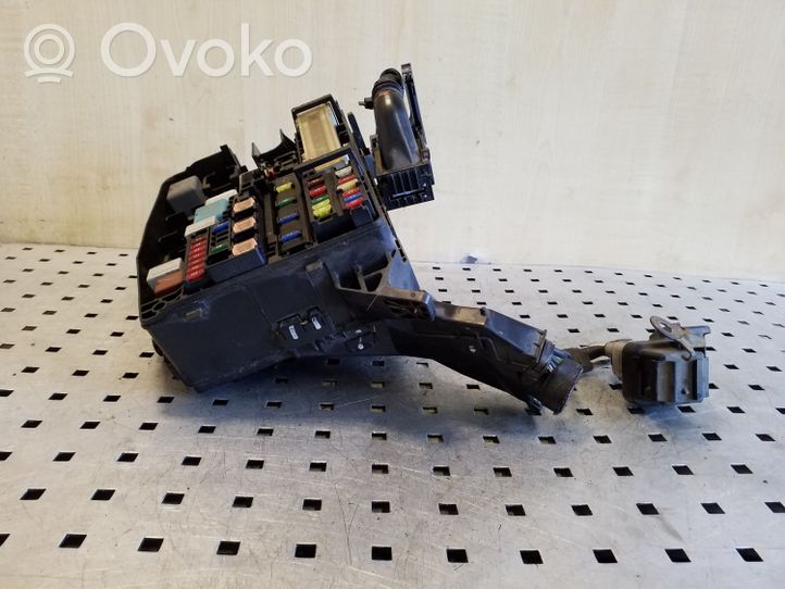 Toyota Verso Ramka / Moduł bezpieczników 7233R0A2