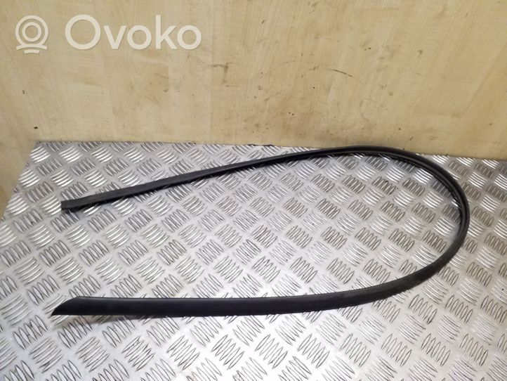 Opel Zafira C Front door rubber seal 13292216