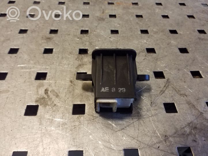 Honda CR-V Przełącznik / Przycisk otwierania klapy bagażnika AE929