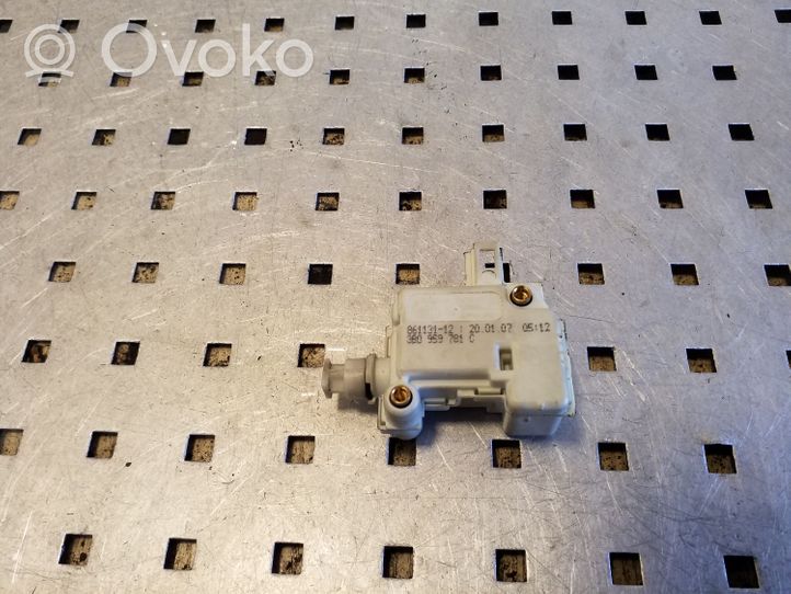 Volkswagen Polo IV 9N3 Tailgate boot lock/latch motor 3B0959781C