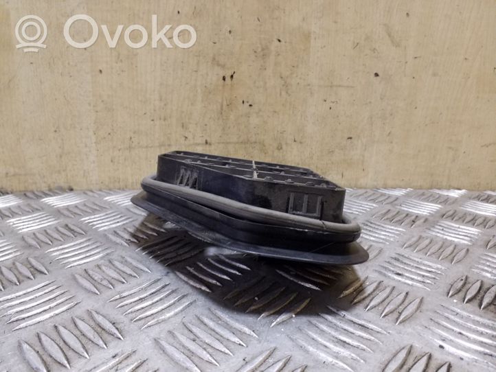 Volkswagen Tiguan Kratka wentylacyjna pod zderzakiem tylnym 5M0819465A