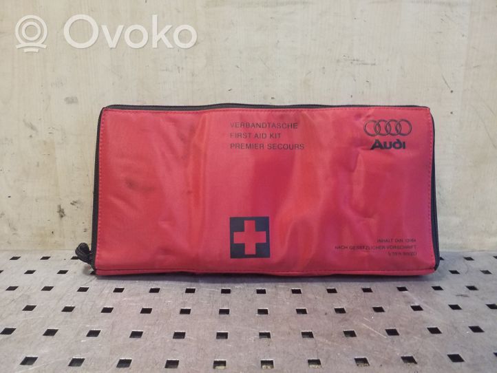 Audi A5 8T 8F Trousse de premiers secours 8K0860282