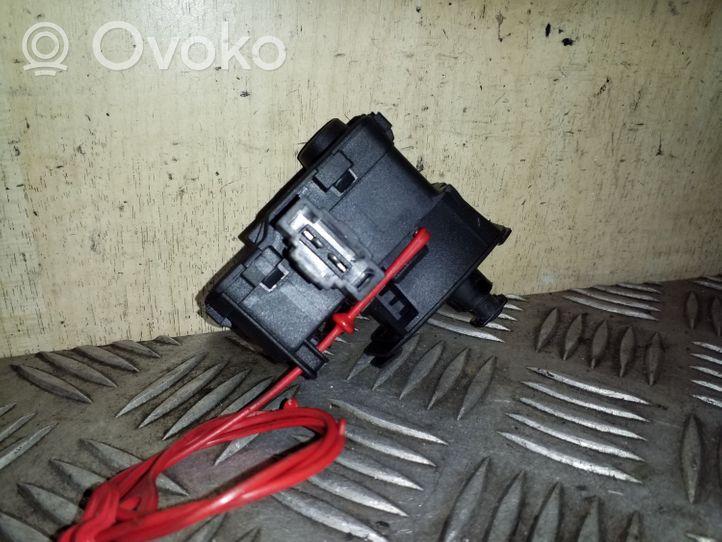 Audi A4 S4 B8 8K Moteur de verrouillage trappe à essence 8K0862153D