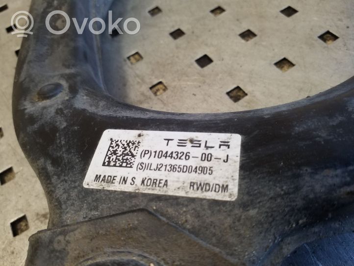 Tesla Model 3 Górny wahacz przedni 104432600J