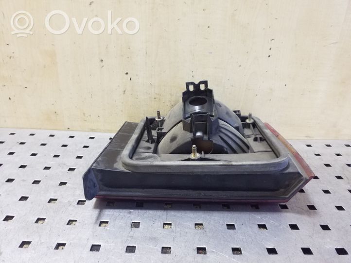 Volkswagen PASSAT B4 Lampy tylnej klapy bagażnika 3A5945107