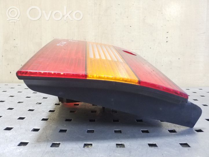 Volkswagen PASSAT B4 Lampy tylnej klapy bagażnika 3A5945108A