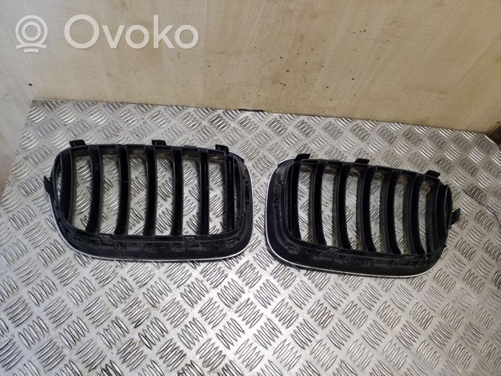 BMW X3 F25 Grille calandre supérieure de pare-chocs avant 51117210726