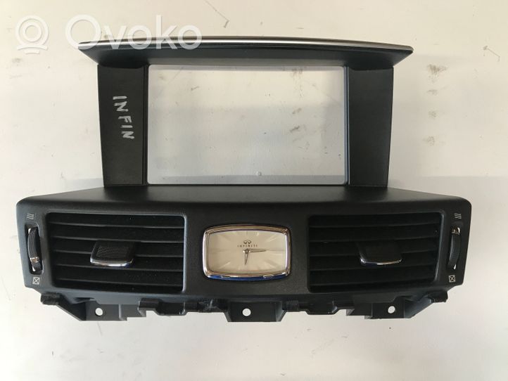 Infiniti Q70 Y51 Centrālais gaisa ventilācijas režģis P10751B34000