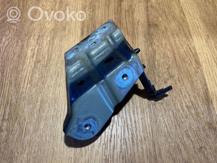 Volkswagen Touareg II Supporto di montaggio del parafango 7P6821152A