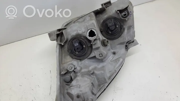 Toyota Corolla Verso E121 Lampa przednia 