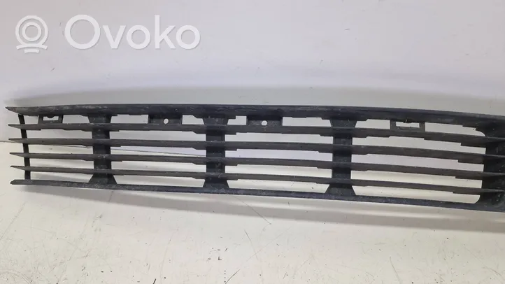 Volkswagen PASSAT B5 Front bumper lower grill 3B0853677B