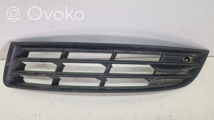 Volkswagen PASSAT B6 Grotelės apatinės (trijų dalių) 3C0853665B