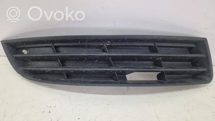 Volkswagen PASSAT B6 Grotelės apatinės (trijų dalių) 3C0853666