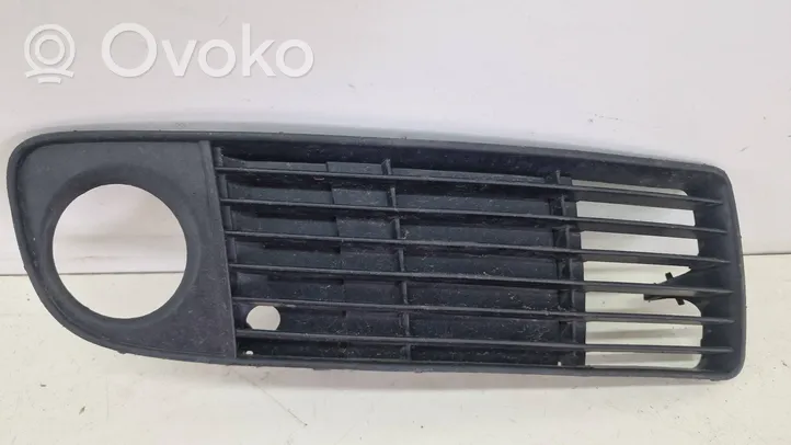 Audi A6 S6 C5 4B Pretmiglas luktura dekoratīvais režģis 4B0807682S