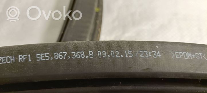 Skoda Octavia Mk3 (5E) Gumowa uszczelka drzwi tylnych 5E5867368B