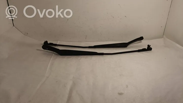 Volkswagen Touran I Front wiper blade arm 1T0955409A