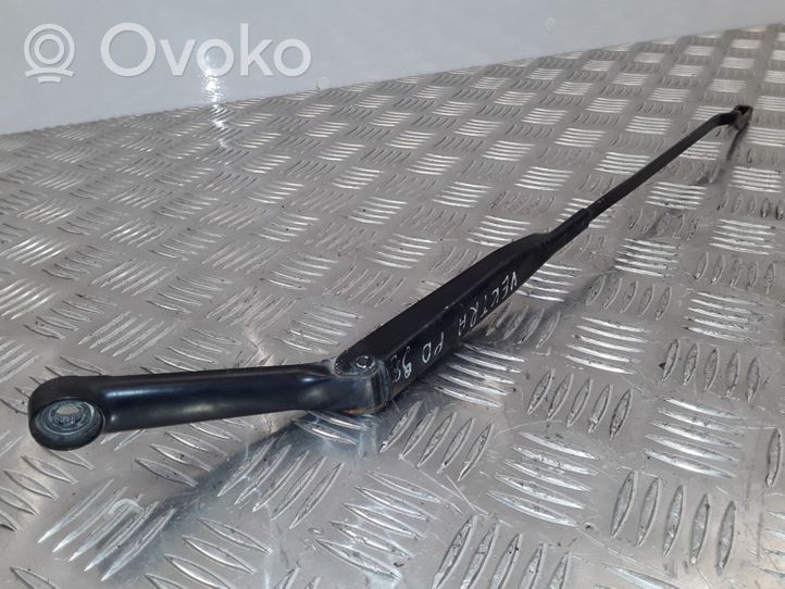 Opel Vectra B Priekinio stiklo valytuvų kojelė 90504175