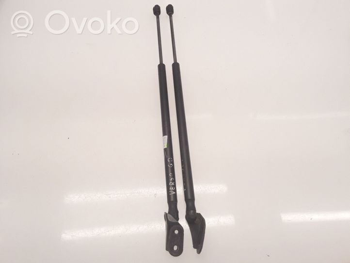 Toyota Verso Staffa di rinforzo per ammortizzatore bagagliaio 689500F010