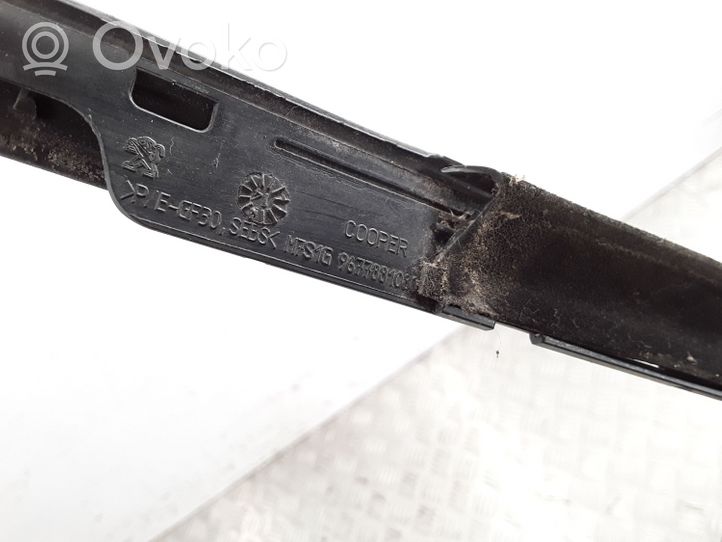 Peugeot 308 Moulures des vitres de la porte avant 9677881080