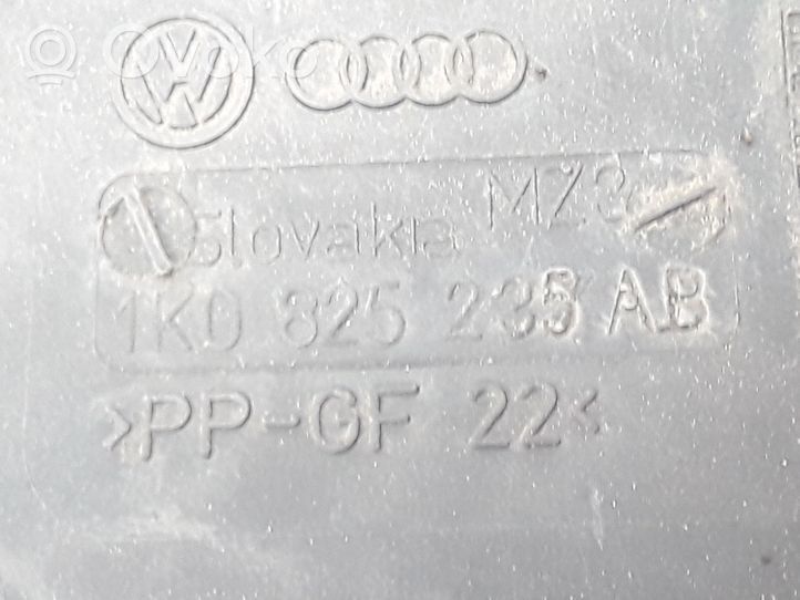 Volkswagen Golf V Moottorin alustan välipohjan roiskesuoja 1K0825235