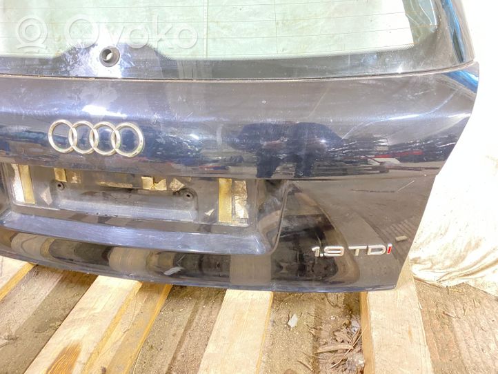 Audi A4 S4 B6 8E 8H Takaluukun/tavaratilan kansi 