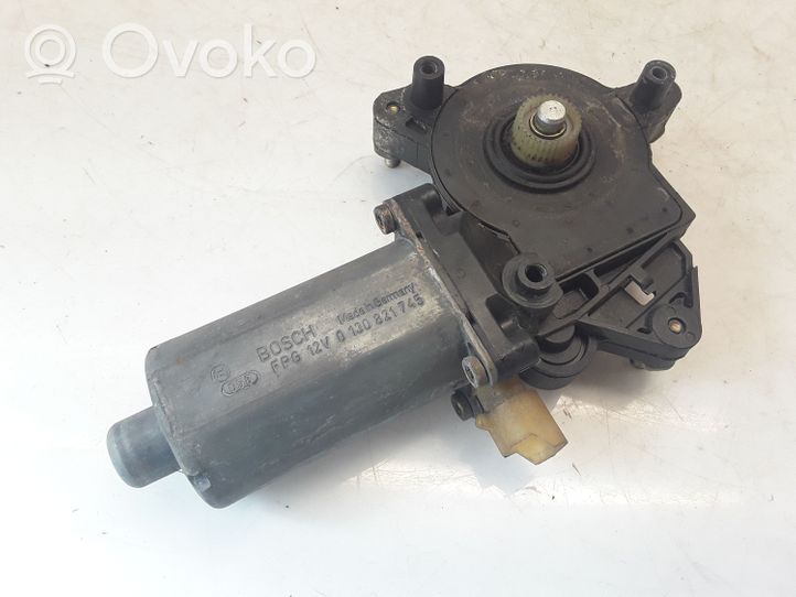 Toyota Avensis T220 Moteur de lève-vitre de porte arrière 0130821745