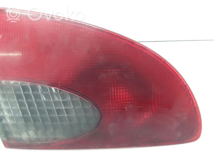 Toyota Avensis T220 Lampy tylnej klapy bagażnika 23300102