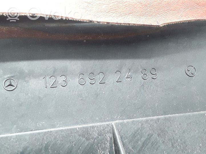 Mercedes-Benz W123 Bagāžnieka sānu apakšējās apdares panelis 1236922489