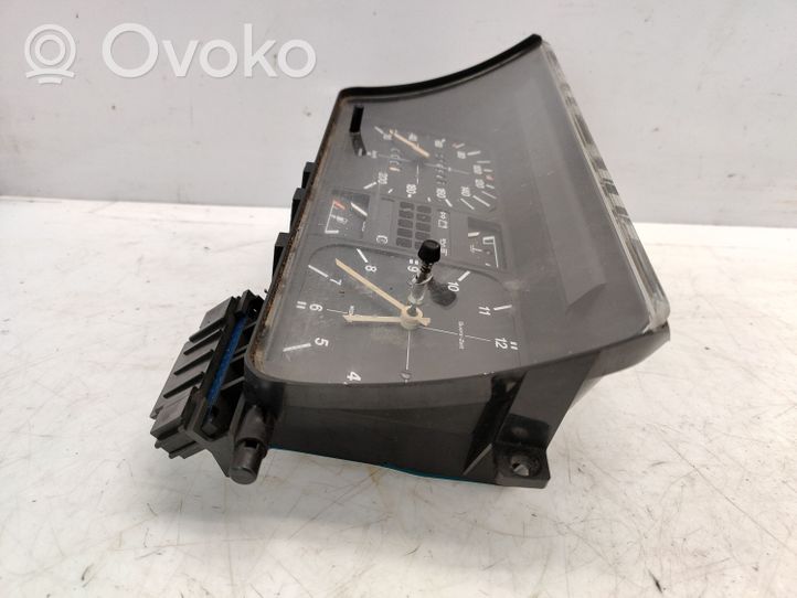 Volkswagen Polo II 86C 2F Geschwindigkeitsmesser Cockpit 5440119300