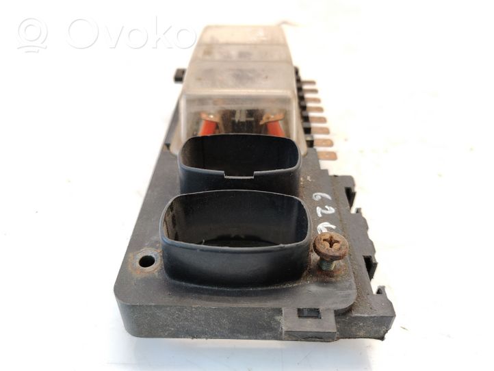 Volkswagen Polo II 86C 2F Fuse module 867937025A