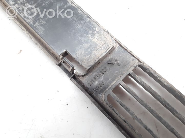 Audi 80 90 B2 Etupuskurin alempi jäähdytinsäleikkö 811853667