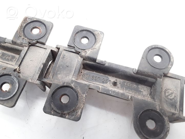 Audi 80 90 B2 Support de pare-chocs arrière 811807253