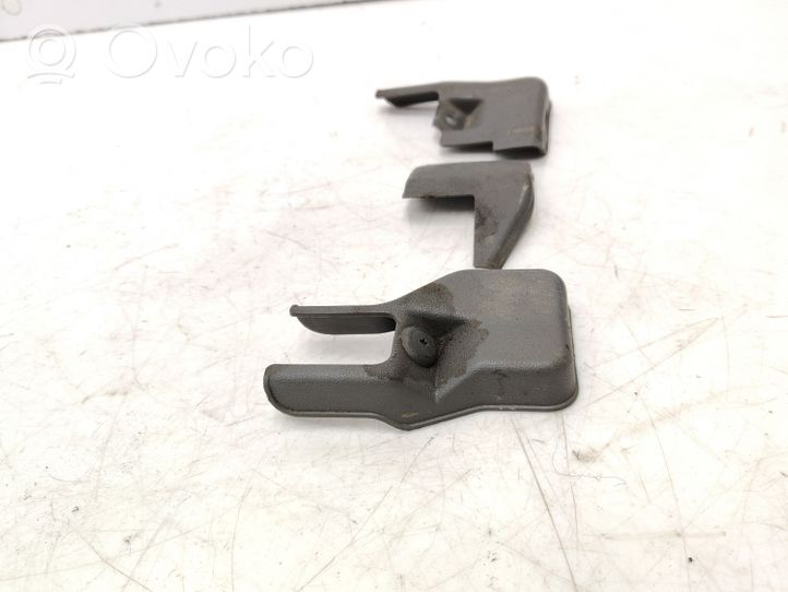 Mazda 929 Rivestimento del binario sedile anteriore del passeggero H26057051