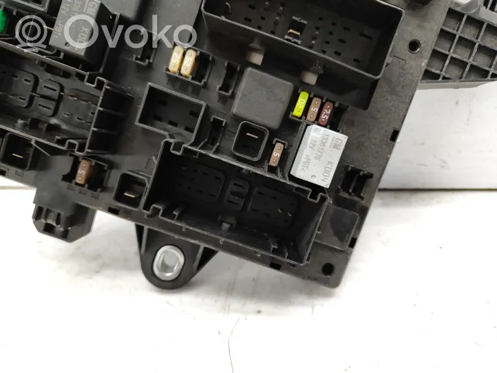 Opel Astra J Module de fusibles 13343950