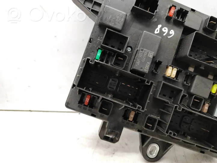 Opel Astra J Module de fusibles 13343950