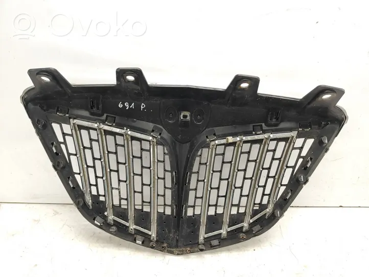 Lancia Delta Maskownica / Grill / Atrapa górna chłodnicy 735485930