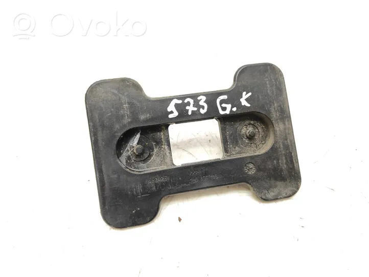 Volkswagen Golf III Support de pare-chocs arrière 1H0807193