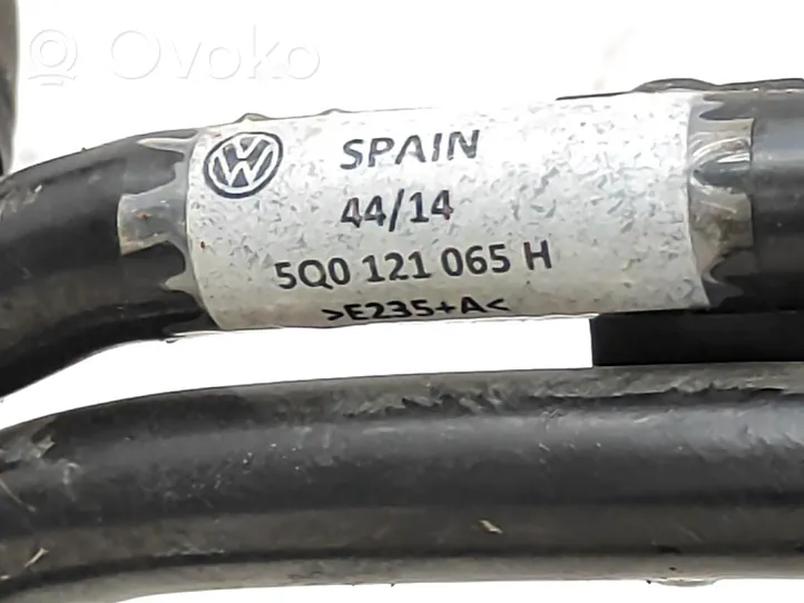 Volkswagen Golf VII Przewód / Wąż chłodnicy 5Q0121065H