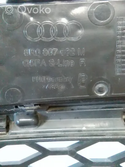 Audi Q5 SQ5 Kratka dolna zderzaka przedniego 8R0807682M