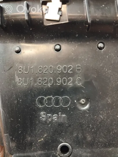 Audi Q3 8U Kojelaudan sivutuuletussuuttimen kehys 8U1820902C