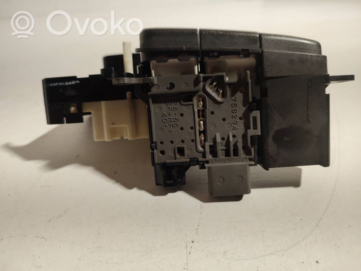 Toyota Yaris Stiklo šildymo elektra jungtukas 758294