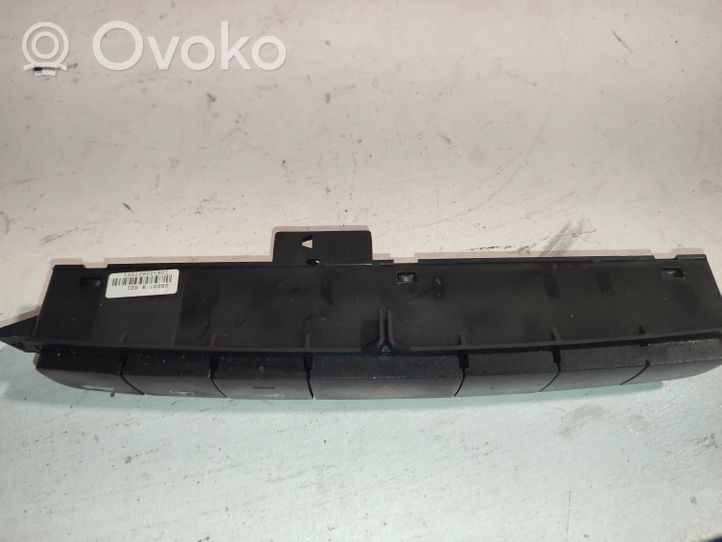 Fiat Grande Punto Przycisk świateł awaryjnych 61092100