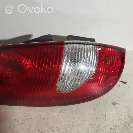 Nissan Almera Tino Задний фонарь в кузове E95251