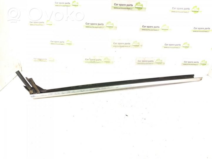 Mercedes-Benz E C207 W207 Moulures des vitres de la porte avant 2077250182