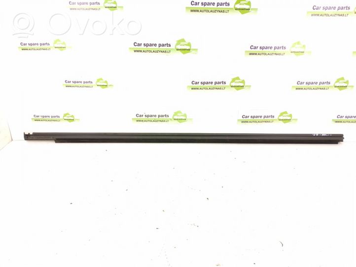 Mercedes-Benz C W204 Rivestimento modanatura del vetro della portiera anteriore A2047252865