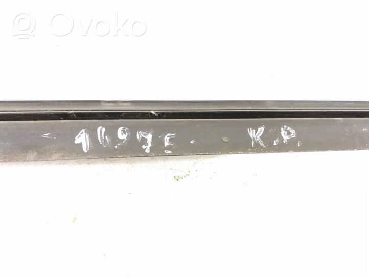 Mercedes-Benz E W211 Rivestimento modanatura del vetro della portiera anteriore A2116900398