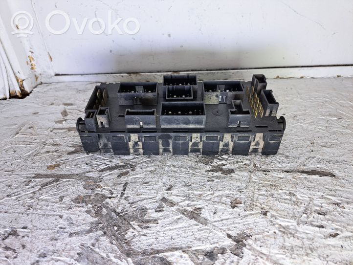 Volkswagen PASSAT B3 Module de fusibles 171941813D