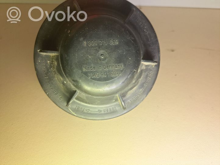 Volkswagen Sharan Osłona żarówki lampy przedniej 7M0941607A