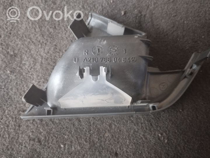 Mercedes-Benz E W210 Rivestimento della maniglia interna per portiera anteriore A2107660464